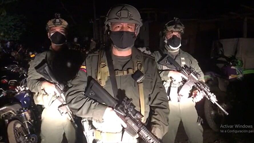 El coronel Rosemberg Novoa, comandante de la Policía en Cauca, se trasladó hasta el sitio para iniciar la investigación . Foto: Policía Nacional