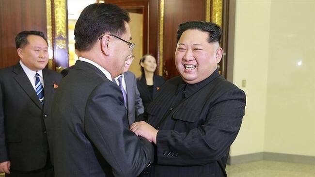 Chung Eui-yong (derecha) jefe de la Oficina de Seguridad Nacional surcoreana, y el líder norcoreano Kim Jong-un, durante la reunión de alto nivel entre delegaciones de ambas naciones. Foto: Agencia Anadolu