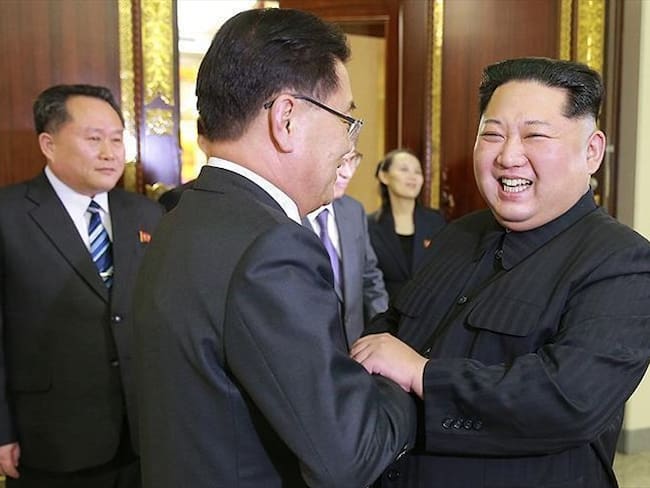 Chung Eui-yong (derecha) jefe de la Oficina de Seguridad Nacional surcoreana, y el líder norcoreano Kim Jong-un, durante la reunión de alto nivel entre delegaciones de ambas naciones. Foto: Agencia Anadolu