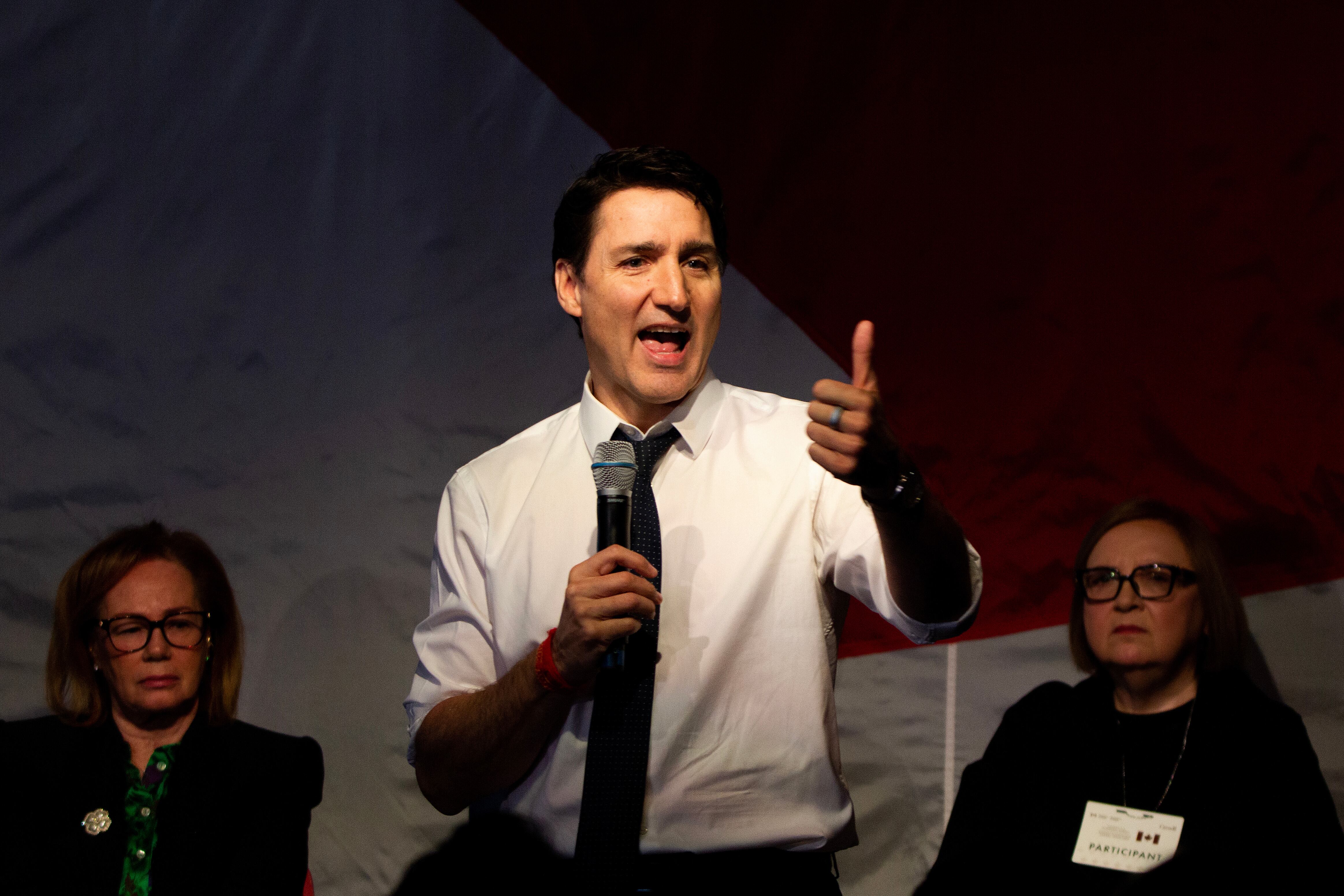 El primer ministro canadiense, Justin Trudeau, habla durante una cumbre con líderes empresariales, políticos y sociales canadienses. FOTO: EFE/ Julio César Rivas