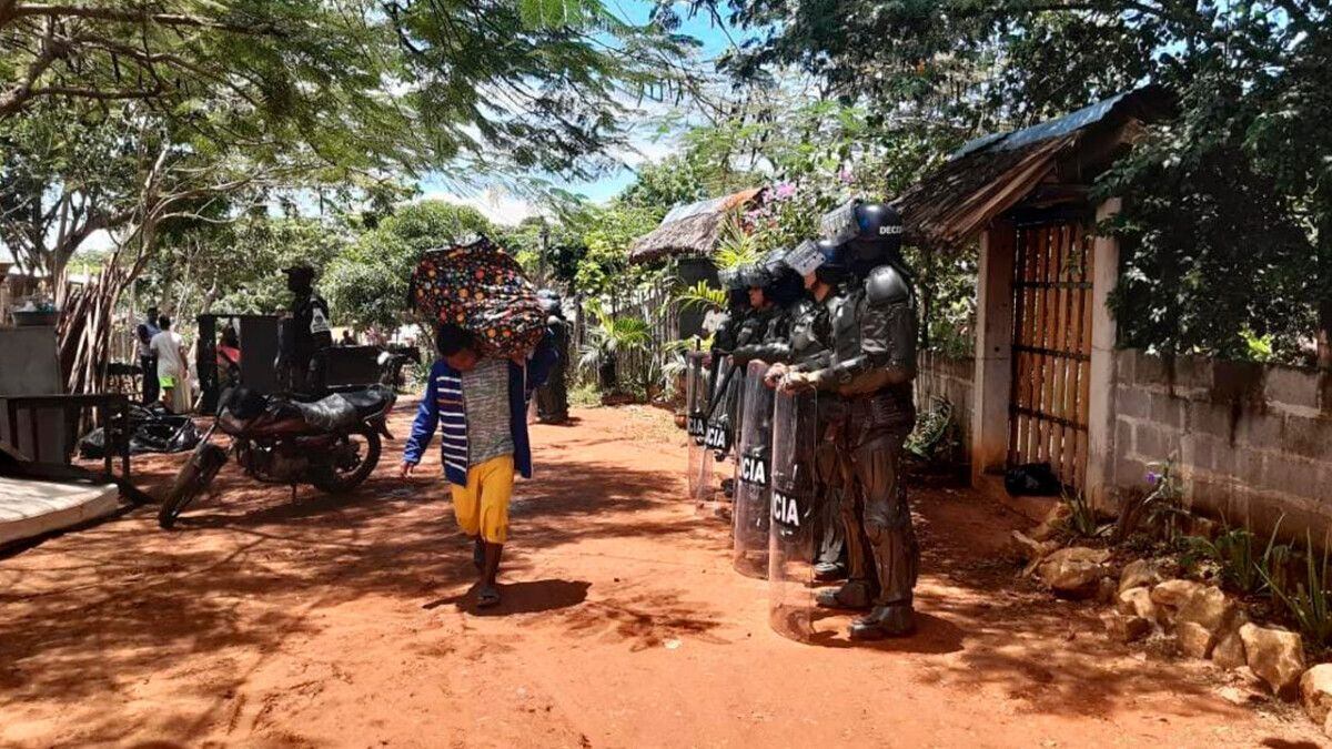 Esmad logró desalojo pacífico de invasión en zona rural de Lorica, Córdoba. Foto: cortesía prensa local