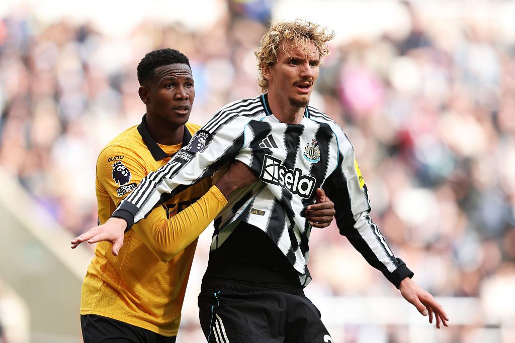 Yerson Mosquera en partido Wolves vs. Newcastle. Foto: Getty Images.