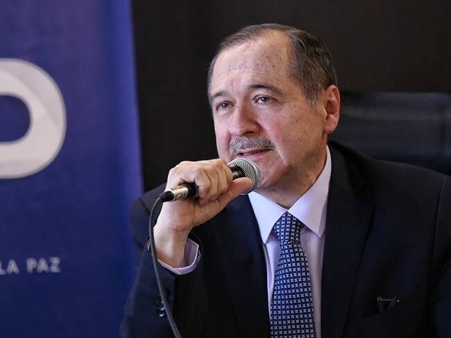 Eduardo Cifuentes, presidente de la JEP, explicó en La W los procesos por ejecuciones extrajudiciales y los macrocasos de las ex-Farc. Foto: Colprensa - Camila Díaz