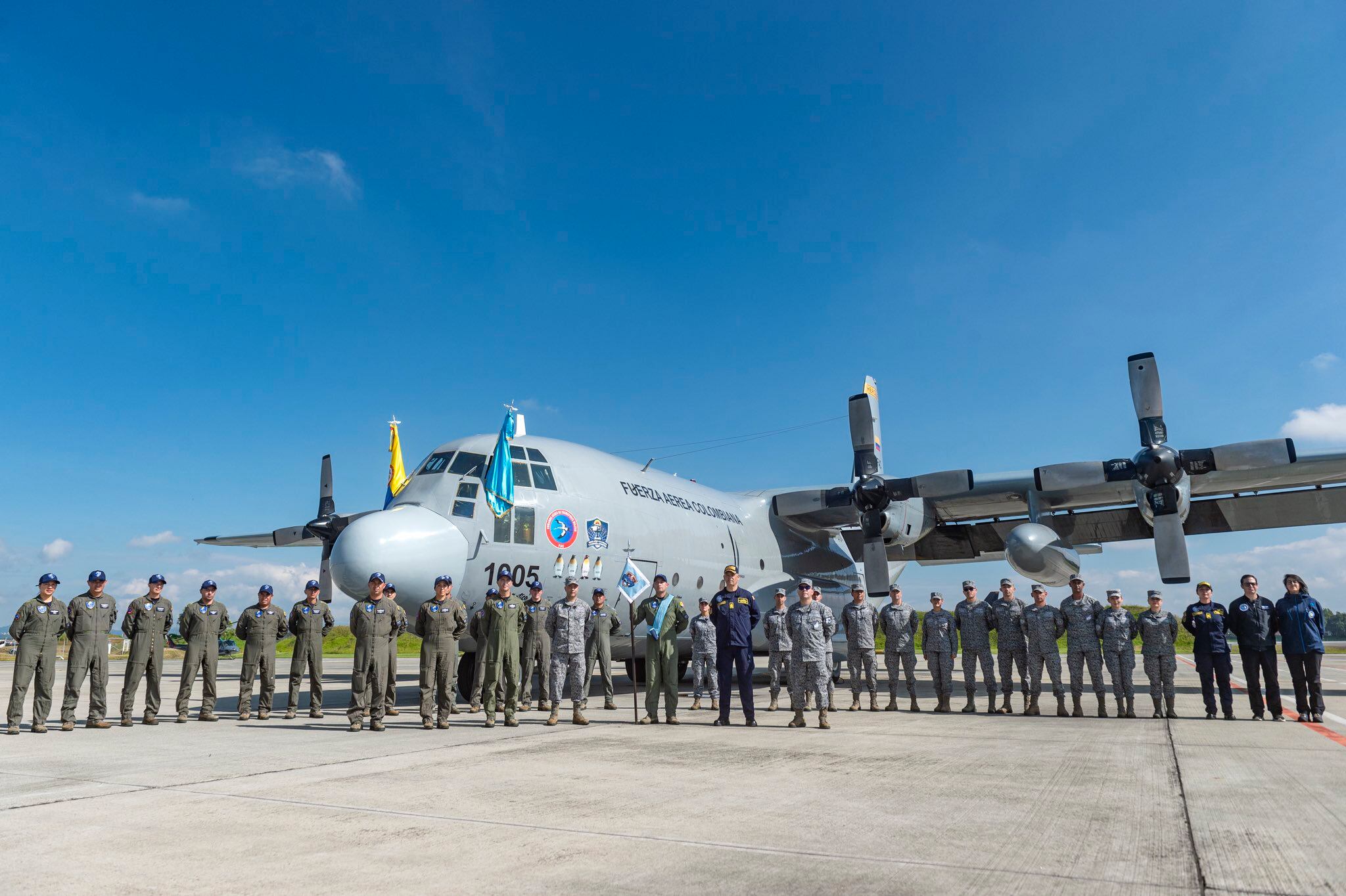 El ministro de Defensa Iván Velásquez despide a los 36 tripulantes que viajan a la Antártida en el marco de la Novena Expedición Científica y Quinta Campaña Aérea. Foto: Twitter oficial del Ministerio de Defensa de Colombia.