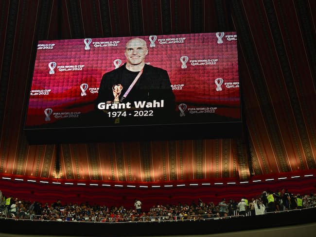 Homenaje al periodista Grant Wahl que murió luego de colapsar en el área de prensa, mientras cubría un partido de la Copa Mundial Qatar 2022 en el estadio Al-Bayt en, Al Khor.