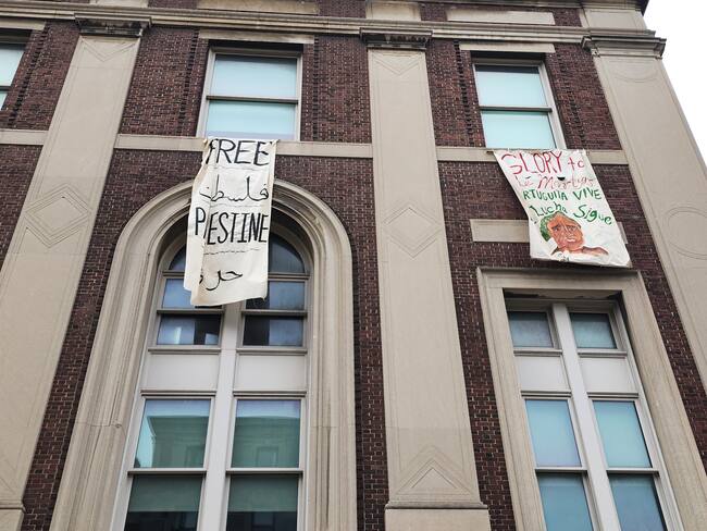 Estudiantes de la Universidad de Columbia toman el edificio Hamilton Hall. Foto: EFE/Ruth E. hernández