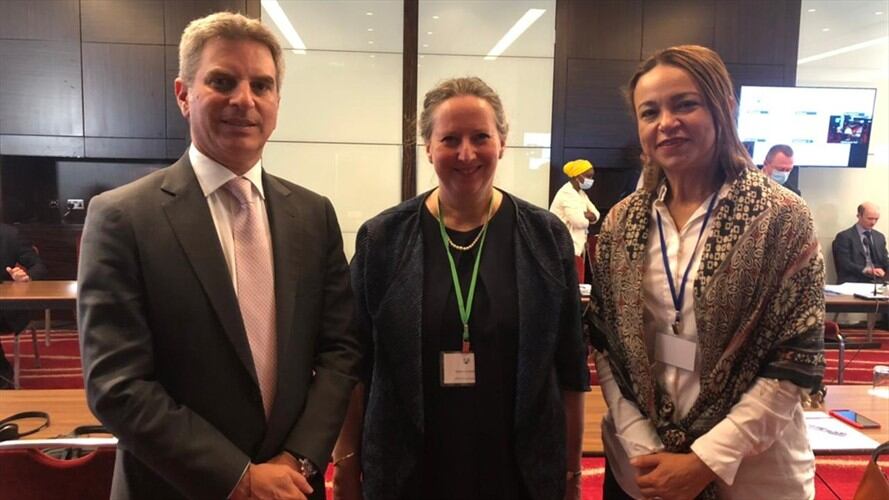 Ministro Carlos Eduardo Correa con Fiona Clouder, embajadora de la COP26 para América Latina y el Caribe, y Andrea Meza, ministra de Ambiente de Costa Rica. Foto: Cortesía Ministerio de Ambiente y Desarrollo Sostenible