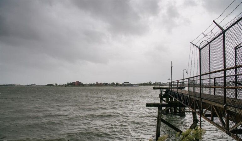 El huracán tocó tierra este domingo en Luisiana con vientos de 240 km/h.. Foto: Brandon Bell/Getty Images
