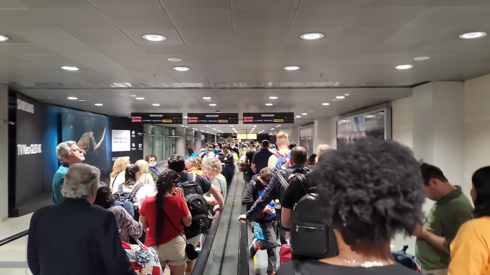 Largas filas en Migración del Aeropuerto El Dorado. Foto: W Radio