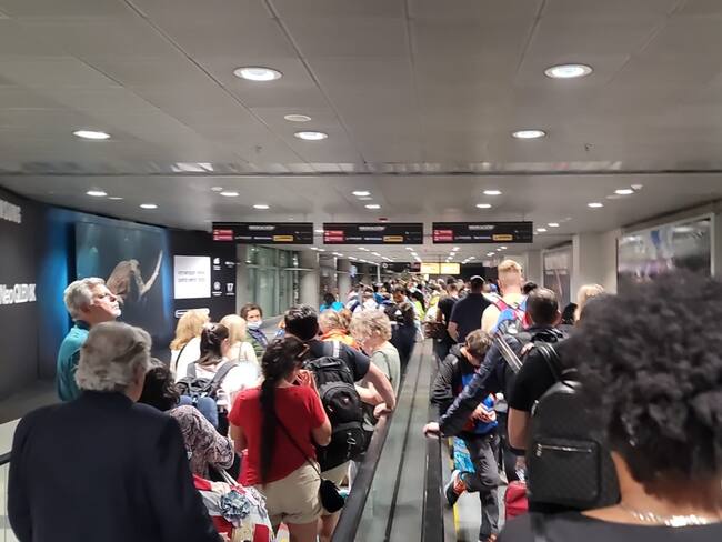 Largas filas en Migración del Aeropuerto El Dorado. Foto: W Radio
