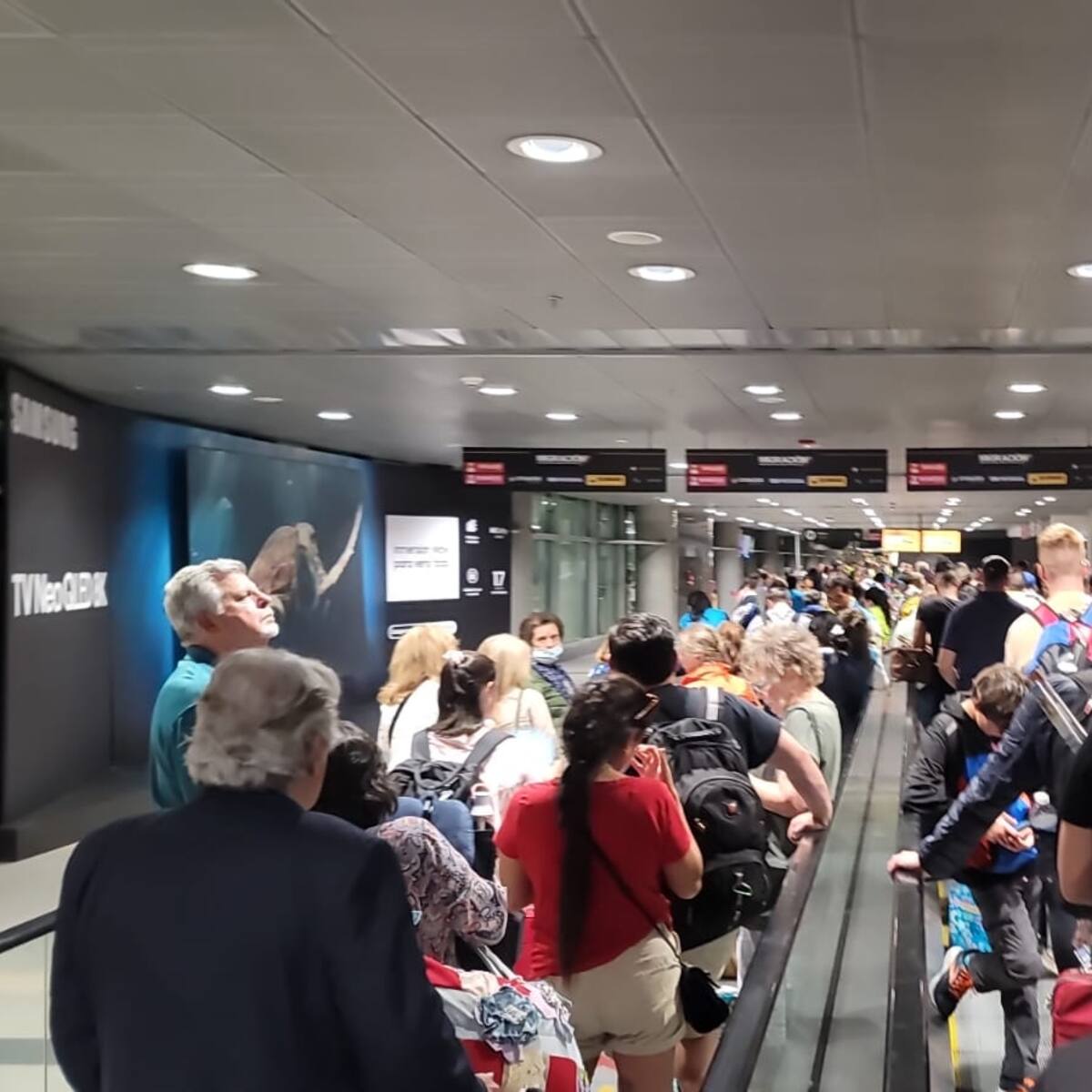 Continúan las enormes filas en Migración del aeropuerto El Dorado