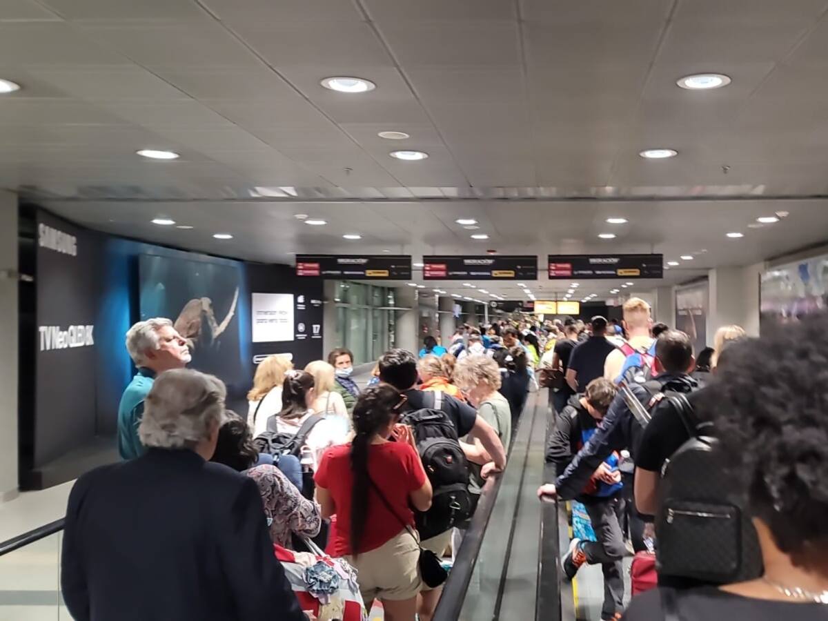 Continúan las enormes filas en Migración del aeropuerto El Dorado