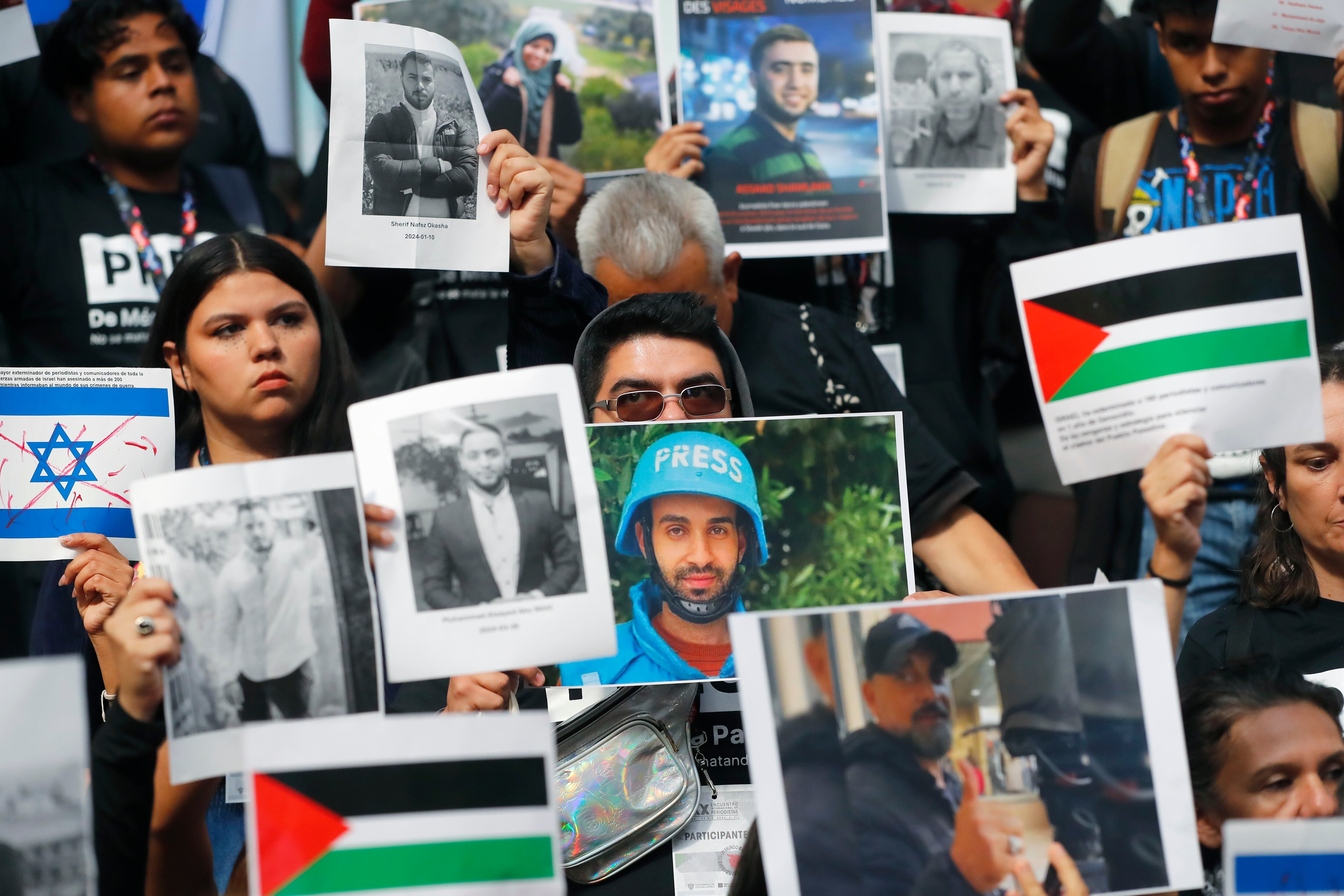 Guadalajara (México), 05/12/2024.- Periodistas mexicanos participan en una protesta por los colegas detenidos, desaparecidos y asesinados en Gaza. EFE/Francisco Guasco