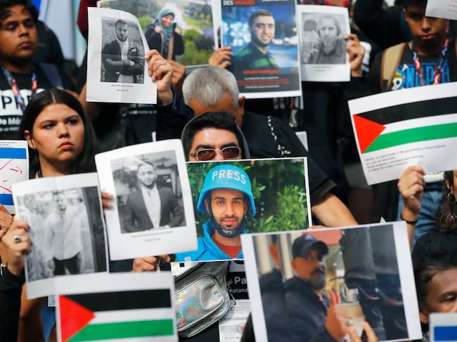 Guadalajara (México), 05/12/2024.- Periodistas mexicanos participan en una protesta por los colegas detenidos, desaparecidos y asesinados en Gaza. EFE/Francisco Guasco