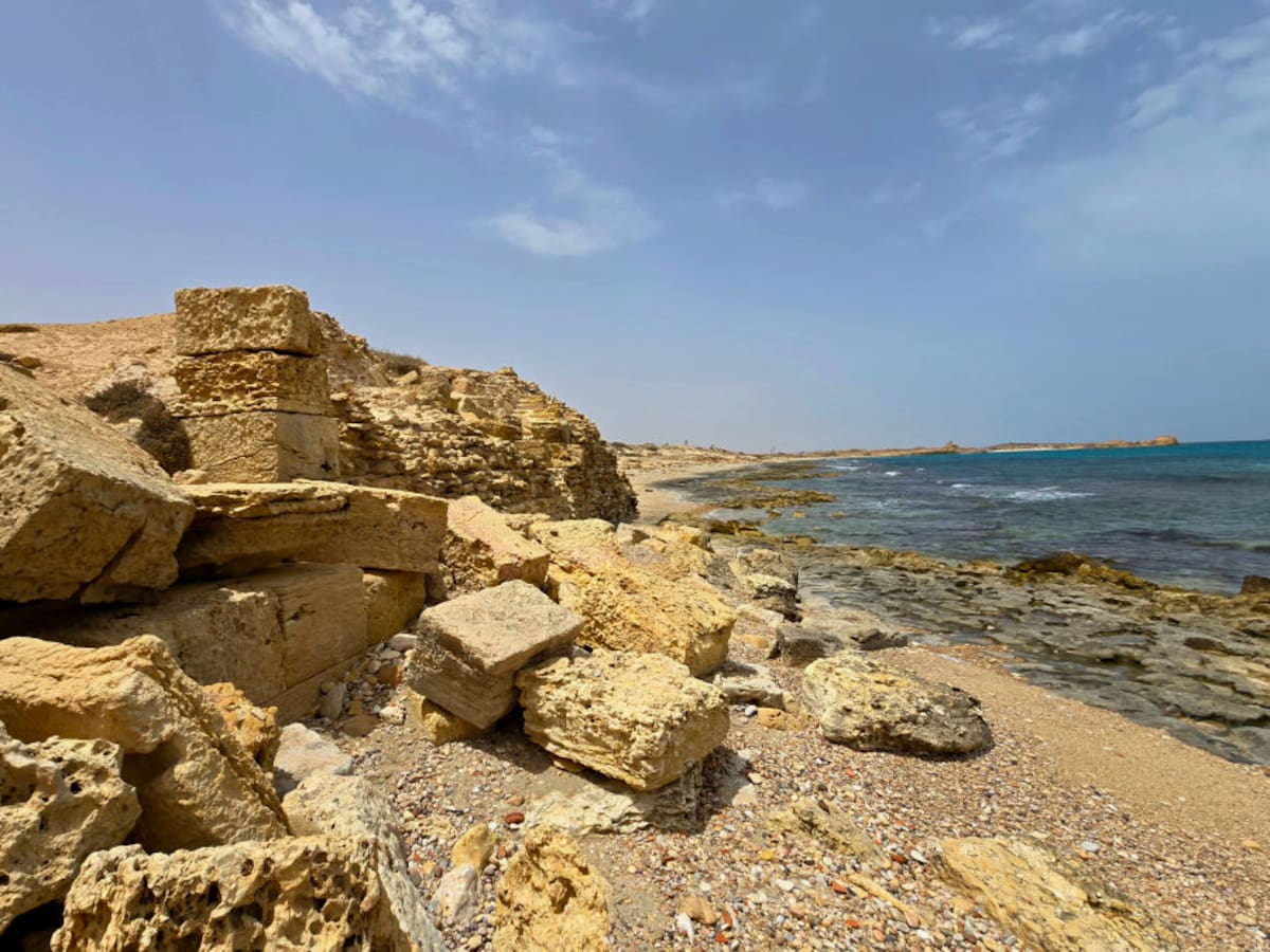 Dos fallecidos y 30 migrantes rescatados tras un naufragio frente a la costa de Libia