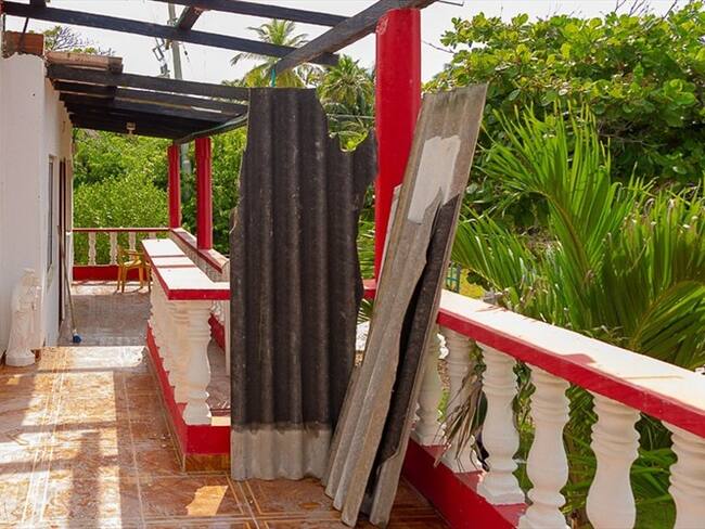 Árboles colapsados, viviendas destechadas e inundaciones es el reporte que han entregado las autoridades . Foto: Cortesía