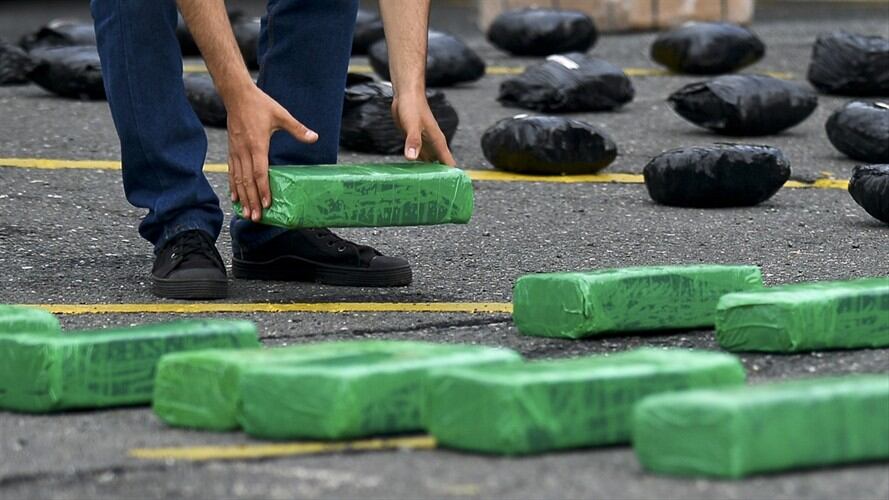 Los uniformados encontraron una caleta enterrada con 196 panelas con cocaína, la que después de una verificación dio positiva para esta sustancia. Foto: Getty Images