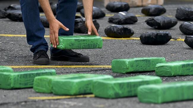 Los uniformados encontraron una caleta enterrada con 196 panelas con cocaína, la que después de una verificación dio positiva para esta sustancia. Foto: Getty Images