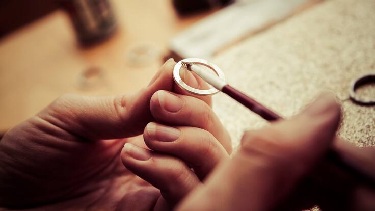 Joyas hechas de leche materna, la particular creación de una puertorriqueña