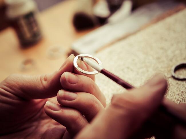 Joyas hechas de leche materna, la particular creación de una puertorriqueña