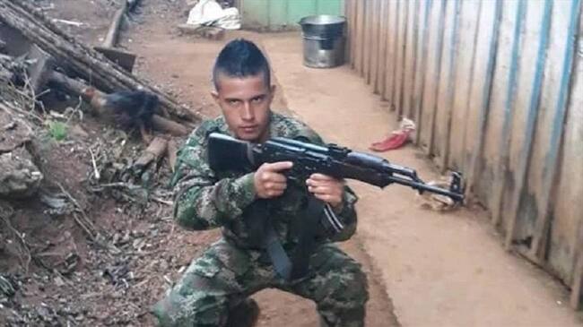 Un integrante del frente Manuel Vásquez Castaño del Eln, conocido como alias Sebastián o Moncho, fue capturado. Foto: Ejército Nacional