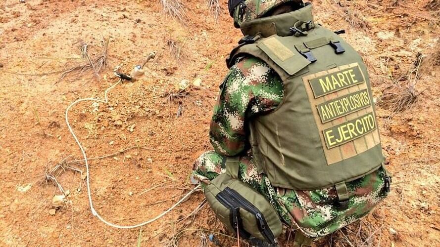 Se espera que en las próximas horas los técnicos verifiquen el vehículo y procedan a desactivarlo de manera correspondiente. Foto: Colprensa