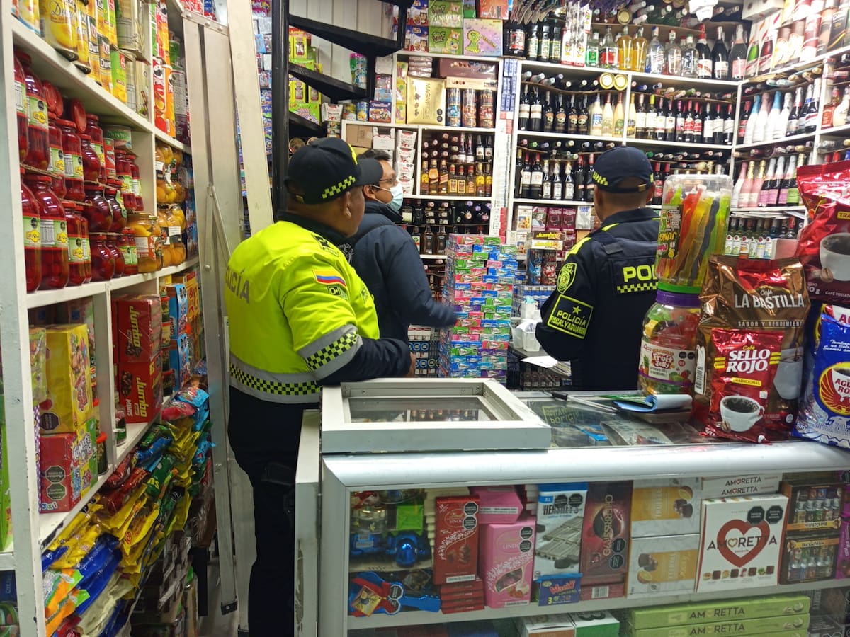 La DIAN incauta licor y tecnología de contrabando en Bogotá: valían $ 1.400 millones