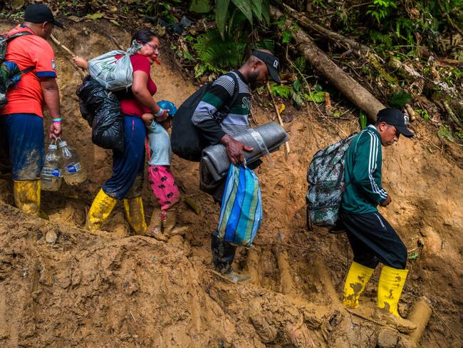 Personas atravesando la selva del Darién. Foto: Getty Images.