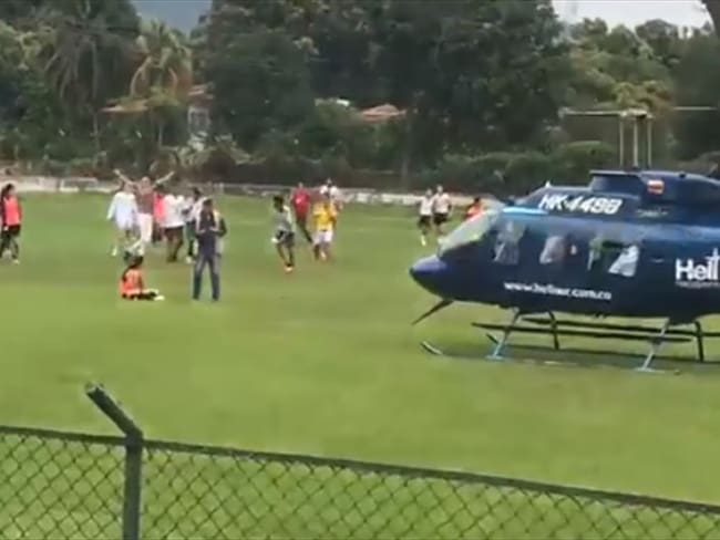 [Vídeo] Polémica por helicóptero que aterrizó en medio de cancha de fútbol