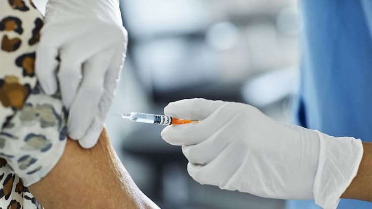 Mil millones de dosis de vacunas contra el covid-19 fueron administradas en el mundo. Foto: Getty Images