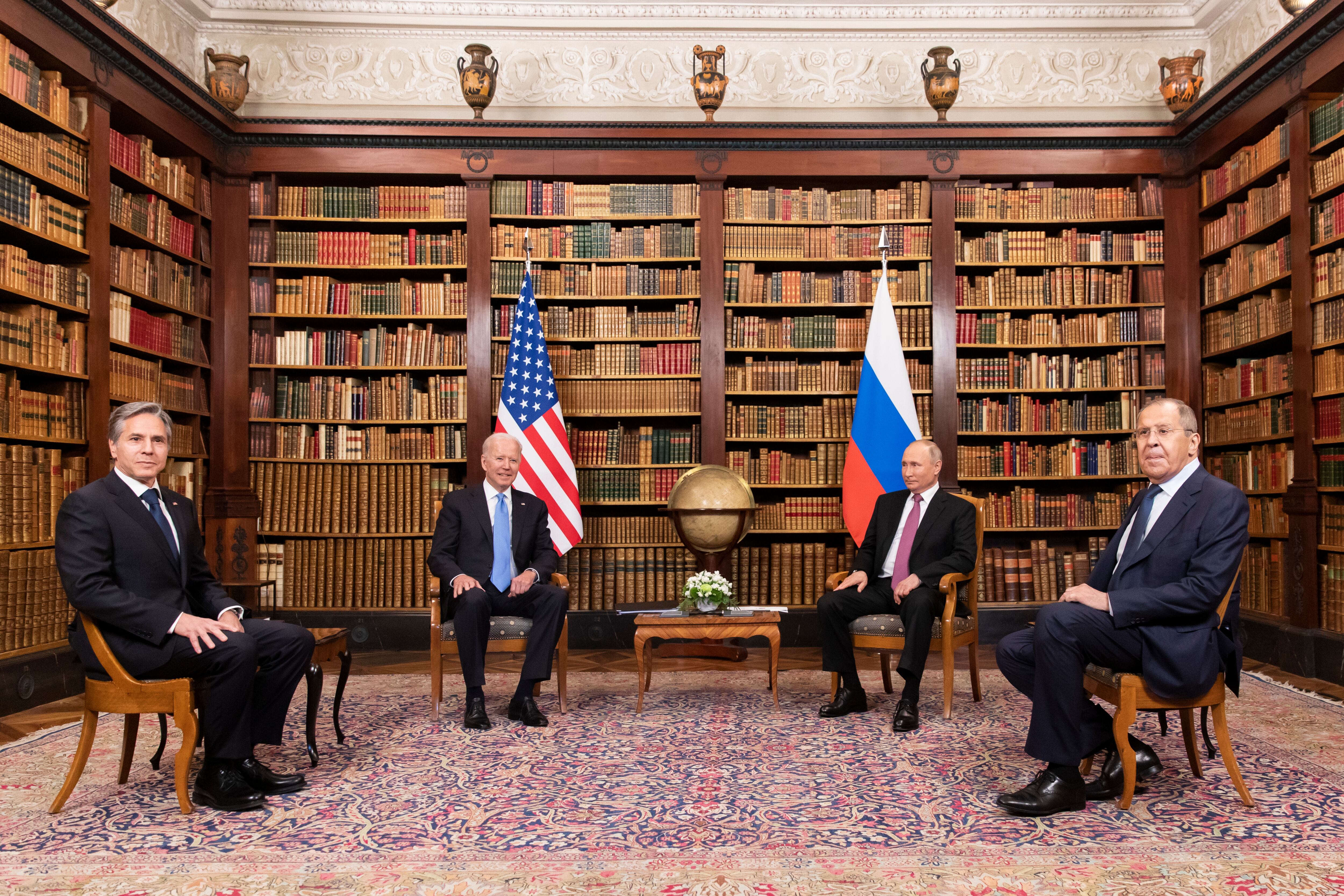 Imagen de referencia de una reunión entre el presidente de Estados Unidos, Joe Biden, y el mandatario de Rusia, Vladimir Putin. (Photo by Peter Klaunzer - Pool/Keystone via Getty Images)