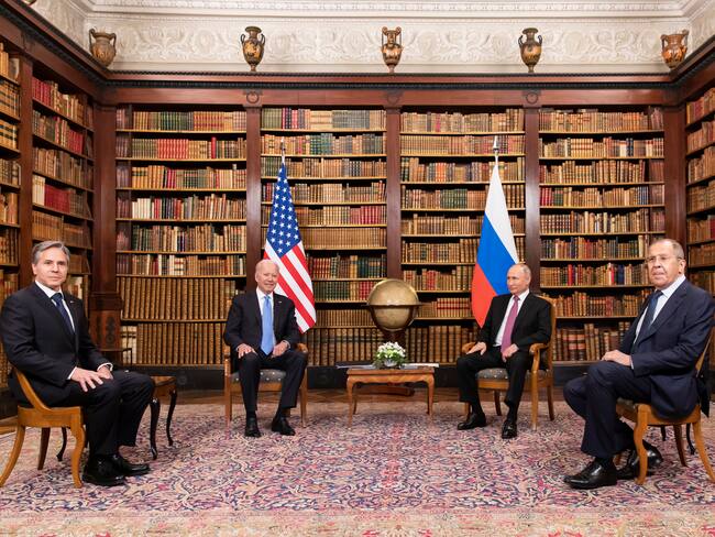 Imagen de referencia de una reunión entre el presidente de Estados Unidos, Joe Biden, y el mandatario de Rusia, Vladimir Putin. (Photo by Peter Klaunzer - Pool/Keystone via Getty Images)