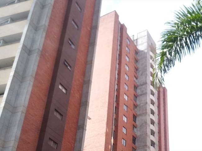 Monitorean edificio de Medellín con riesgo de colapso por daño estructural en una columna