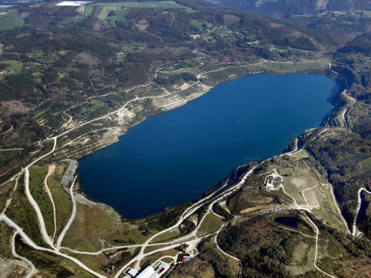 La mina de carbón que se convirtió en el lago artificial más grande de España