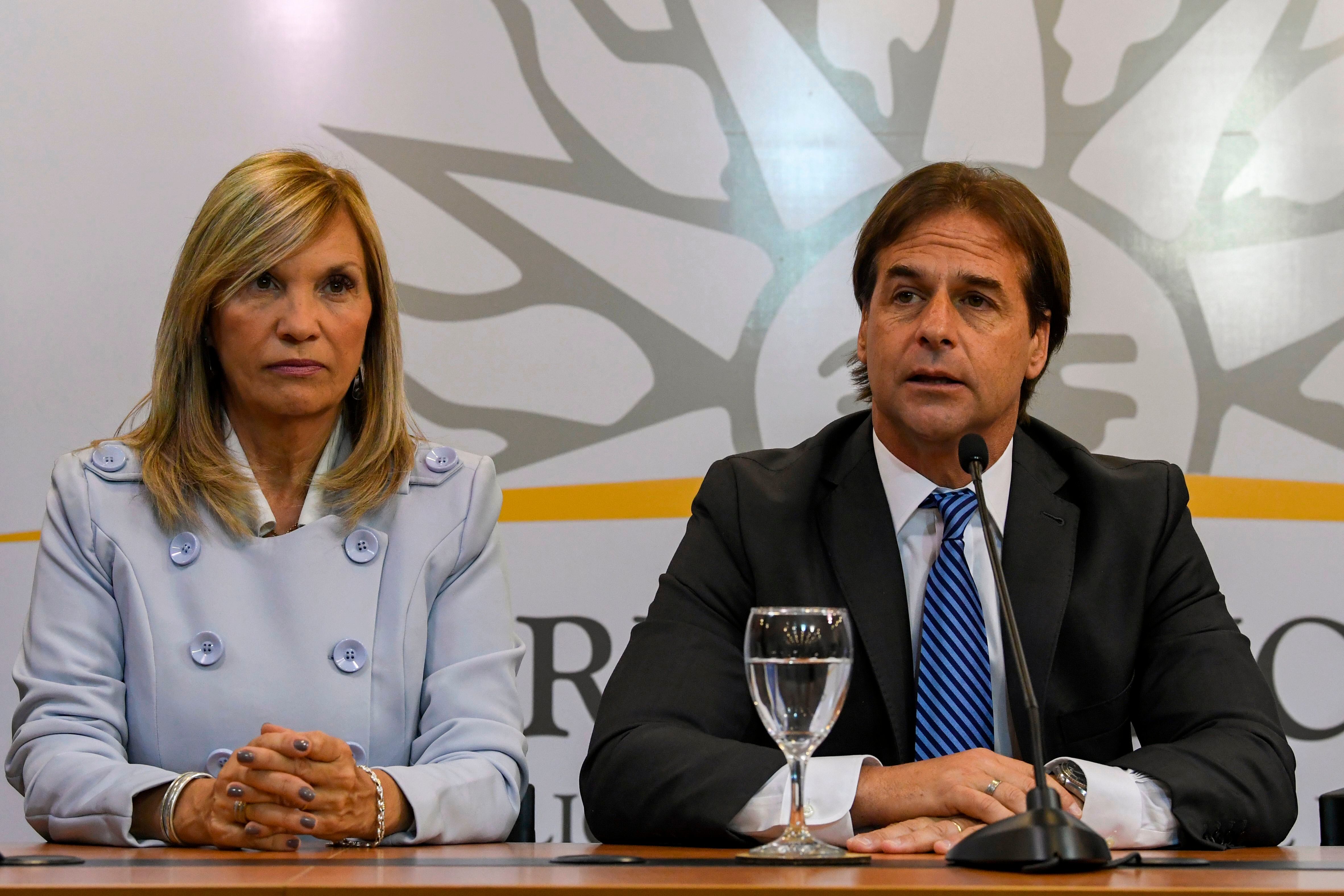 Luis Lacalle Pou y Beatriz Argimon, presidente y vicepresidenta de Uruguay. Foto: PABLO PORCIUNCULA/AFP via Getty Images