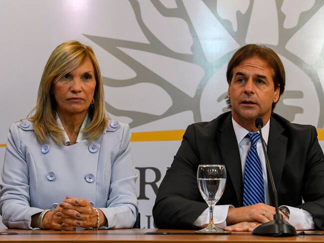 Luis Lacalle Pou y Beatriz Argimon, presidente y vicepresidenta de Uruguay. Foto: PABLO PORCIUNCULA/AFP via Getty Images