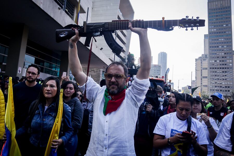Concierto un Canto por Colombia. Lugar: Carrera Séptima. En la foto: Cesar López, Cantante.