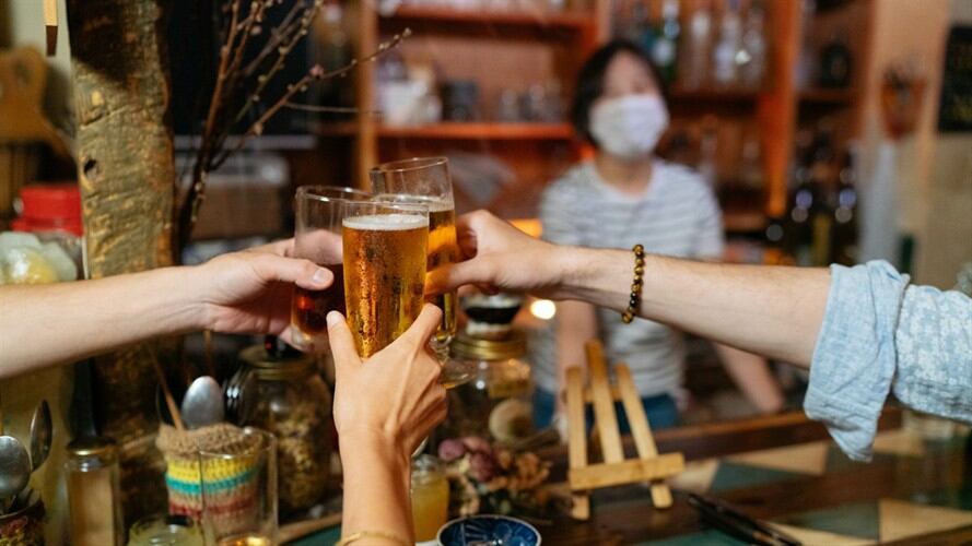 A partir de este viernes los restaurantes, bares, gastrobares y discotecas, podrán funcionar hasta las 3:00 de la mañana. Foto: Getty Images / RECEP-BG