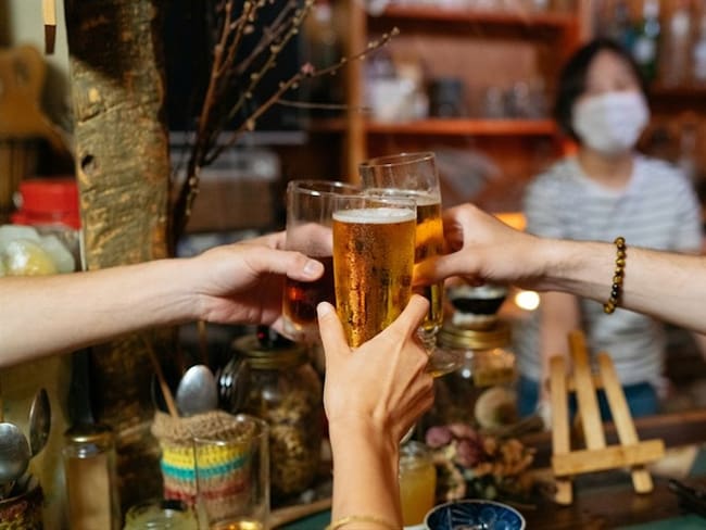 A partir de este viernes los restaurantes, bares, gastrobares y discotecas, podrán funcionar hasta las 3:00 de la mañana. Foto: Getty Images / RECEP-BG