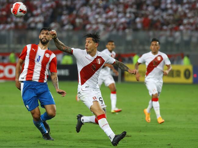 Omar Alderete of Paraguay competes for the ball with Gianluca Lapadula of Peru (Photo by Leonardo Fernandez/Getty Images)