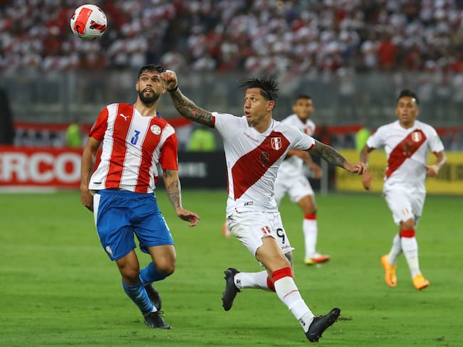 Omar Alderete of Paraguay competes for the ball with Gianluca Lapadula of Peru  (Photo by Leonardo Fernandez/Getty Images)