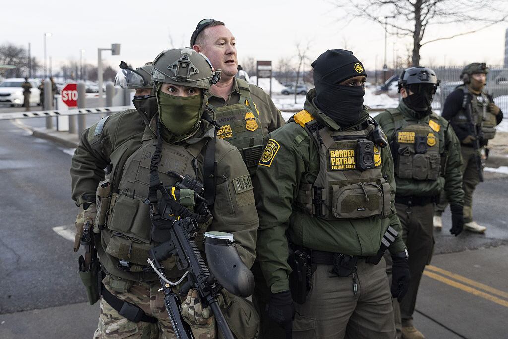 Agentes federales en Minneapolis durante protestas contra el ICE el 9 de enero de 2026. FOTO: by Mostafa Bassim/Anadolu vía Getty Images