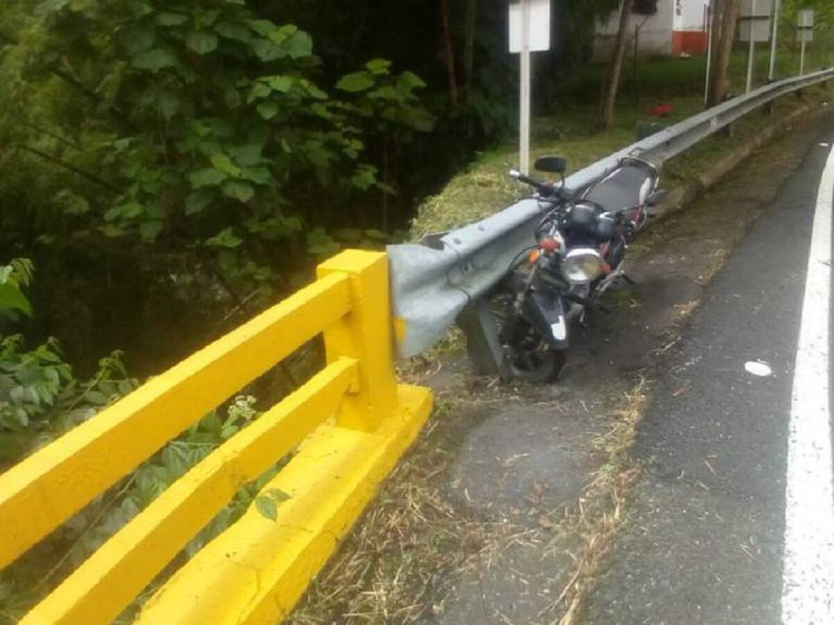 Accidente de tránsito en Risaralda, Caldas, dejó un muerto y un herido