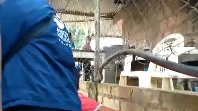 Funcionarios y civiles se refugiaron en un polideportivo en medio de las confrontaciones . Foto: Cortesía