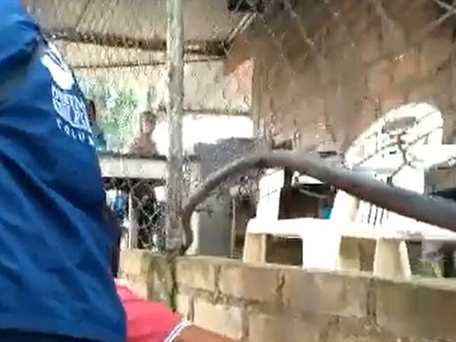 Funcionarios y civiles se refugiaron en un polideportivo en medio de las confrontaciones . Foto: Cortesía