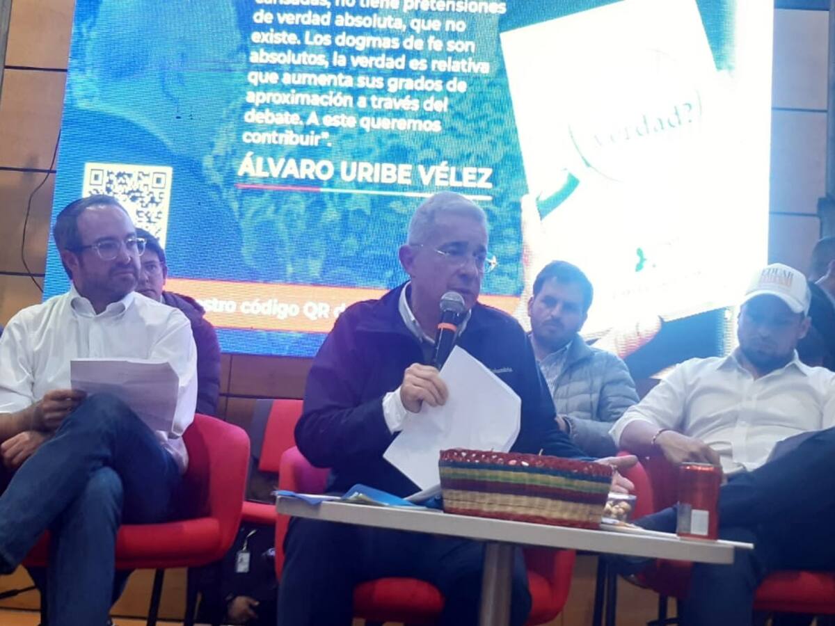 La reforma a la salud sería insostenible: Álvaro Uribe