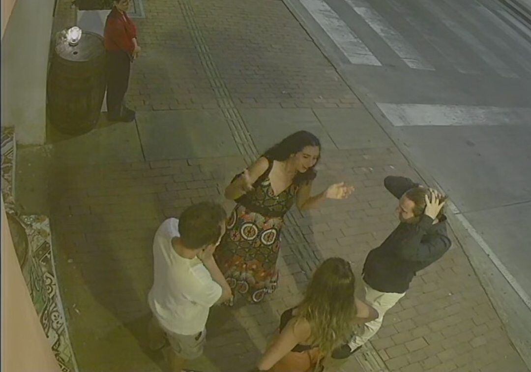 La pareja de holandeses junto a otra dos personas en la entrada del restaurante The Rum Box.