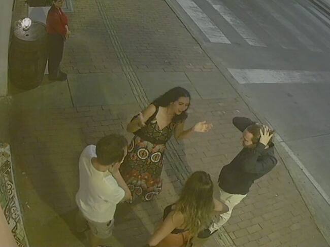 La pareja de holandeses junto a otra dos personas en la entrada del restaurante The Rum Box.