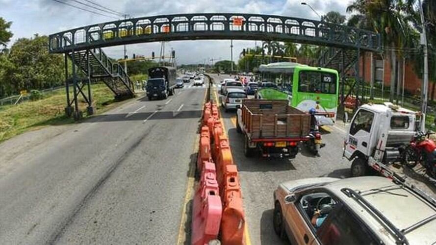 El secretario de Infraestructura, Néstor Martínez, indicó que el puente desmontado podría ser reutilizado en otra vía que resulte útil. Foto: Alcaldía de Cali