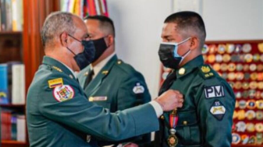 Soldado Jefferson David Bobadilla Hernández fue condecorado con la medalla Fe en la Causa. Foto: ejercito.mil.co/